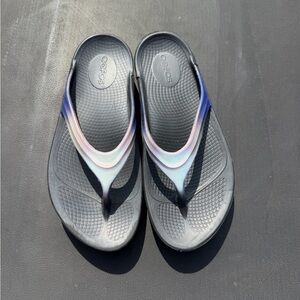 OOFOS Women’s Blue & Pink Flip Flops with Pastel Gradient Straps | Size 9